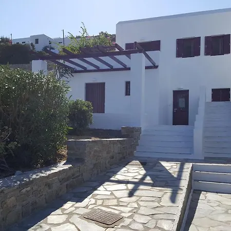 Spacious Seaside Apartment With Sea View דירה *
