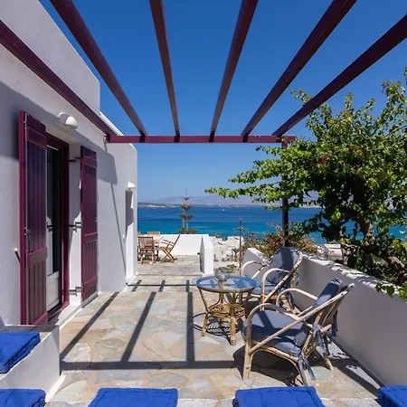 Spacious Seaside Apartment With Sea View דירה *